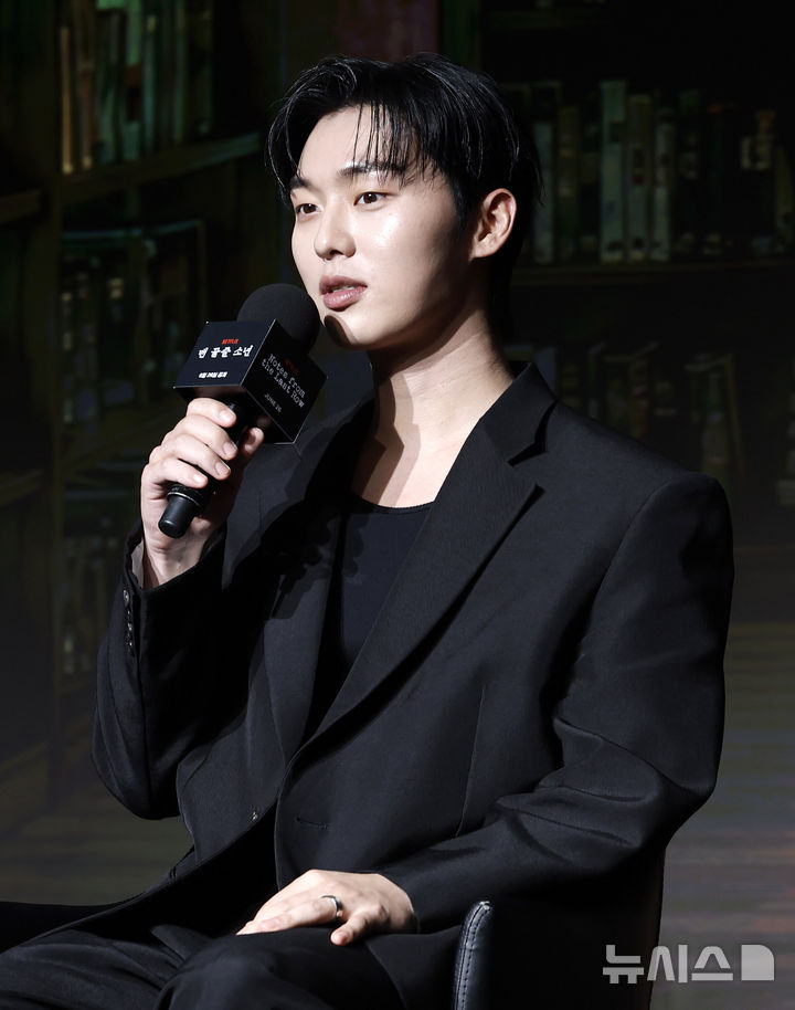 [서울=뉴시스] 김혜진 기자 = 배우 최현욱이 24일 오전 서울 마포구 호텔나루에서 열린 넷플릭스 '맨 끝줄 소년' 제작발표회에서 인사말을 하고 있다. 2026.06.24. jini@newsis.com