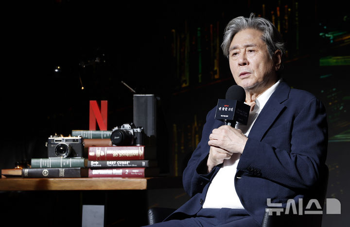 [서울=뉴시스] 김혜진 기자 = 배우 최민식이 24일 오전 서울 마포구 호텔나루에서 열린 넷플릭스 '맨 끝줄 소년' 제작발표회에서 인사말을 하고 있다. 2026.06.24. jini@newsis.com
