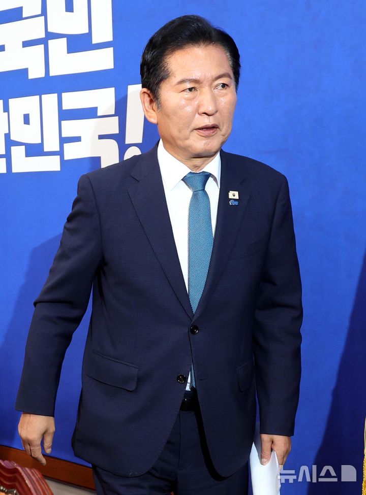 [서울=뉴시스] 조성봉 기자 = 정청래 더불어민주당 대표가 24일 오전 서울 여의도 국회에서 열린 최고위원회의에서 연임 도전을 위해 사퇴의사를 밝히고 자리를 떠나고 있다. 2026.06.24. suncho21@newsis.com