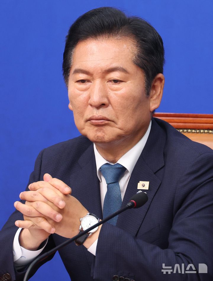 [서울=뉴시스] 조성봉 기자 = 정청래 더불어민주당 대표가 24일 오전 서울 여의도 국회에서 열린 최고위원회의에서 잠시 생각에 잠겨 있다. 2026.06.24. suncho21@newsis.com