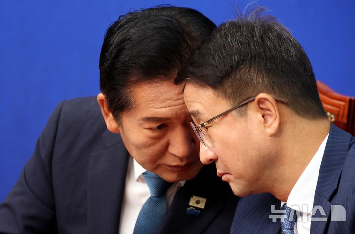 [서울=뉴시스] 조성봉 기자 = 정청래 더불어민주당 대표와 한병도 원내대표가 24일 오전 서울 여의도 국회에서 열린 최고위원회의에서 대화를 하고 있다. 2026.06.24. suncho21@newsis.com