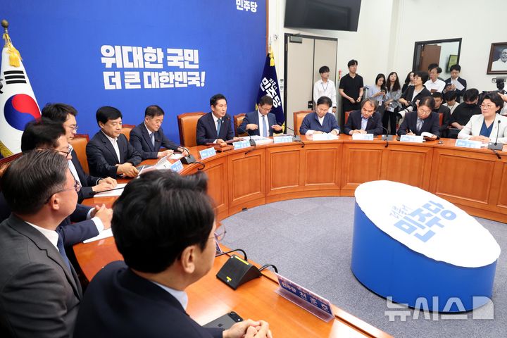 [서울=뉴시스] 조성봉 기자 = 정청래 더불어민주당 대표가 24일 오전 서울 여의도 국회에서 열린 최고위원회의에서 발언을 하고 있다. 2026.06.24. suncho21@newsis.com