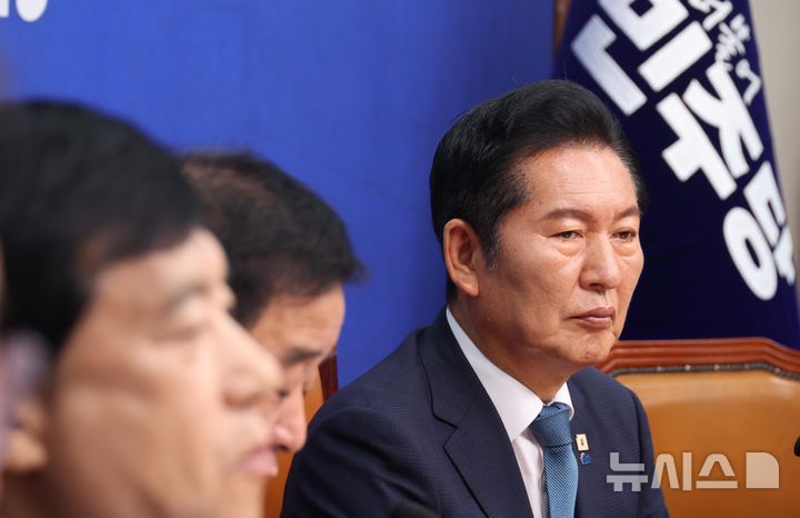 [서울=뉴시스] 조성봉 기자 = 정청래 더불어민주당 대표가 24일 오전 서울 여의도 국회에서 열린 최고위원회의에서 잠시 생각에 잠겨 있다. 2026.06.24. suncho21@newsis.com
