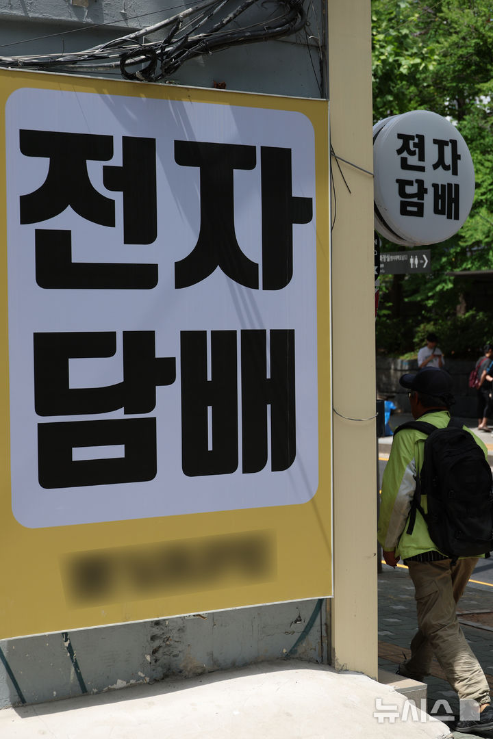 [서울=뉴시스] 고승민 기자 = 31일 식품의약품안전처와 보건복지부에 따르면 정부는 지난 29일 국내에서 판매되는 담배 465개 제품의 유해성분 검사 결과를 처음으로 공개했다. 검사 대상은 일반 담배(궐련) 256개, 궐련형 전자담배 104개, 액상형 전자담배 105개다.사진은 지난 6월 24일 서울의 한 액상 및 전자담배 판매점 모습. (해당 사진은 기사와 직접 관련이 없습니다.) 2026.06.24. kkssmm99@newsis.com