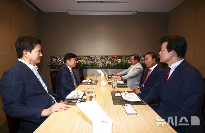 [서울=뉴시스] 김근수 기자 = 정점식(왼쪽 두번째) 국민의힘 원내대표가 24일 오후 서울 여의도의 한 식당에서 국민의힘 4선의원들과 오찬을 하고 있다.&nbsp; 왼쪽 시계방향으로 김태호 의원, 정 원내대표, 한기호 의원, 박덕흠 의원, 윤영석 의원. 2026.06.24. ks@newsis.com