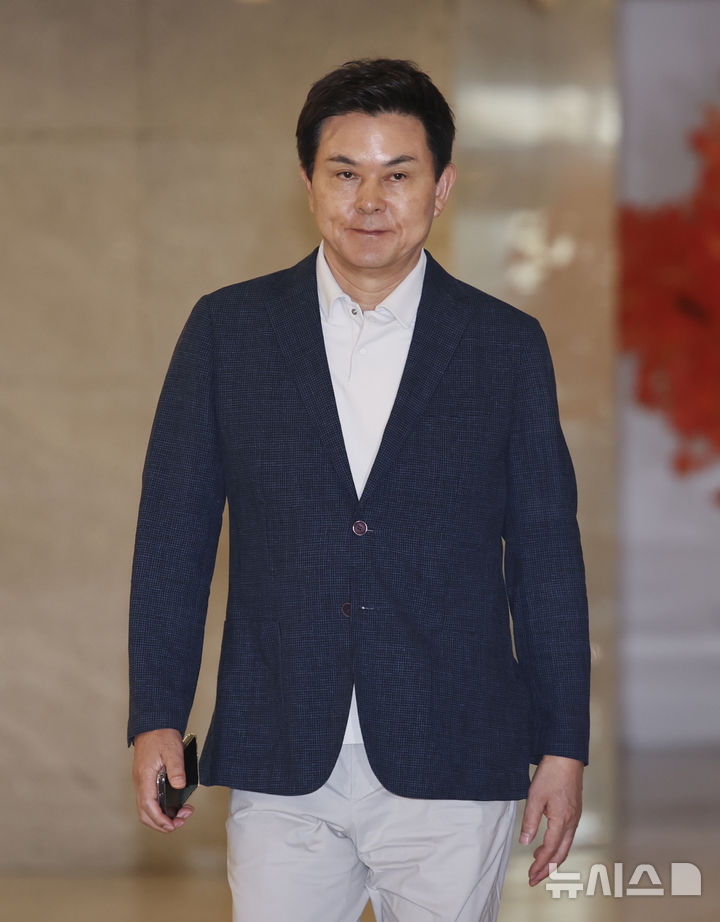 [서울=뉴시스] 김근수 기자 = 김태호 국민의힘 의원이 24일 오후 서울 여의도의 한 식당에서 국민의힘 원내대표 주재 4선의원들과 오찬을 하기 위해 이동하고 있다. 2026.06.24. ks@newsis.com