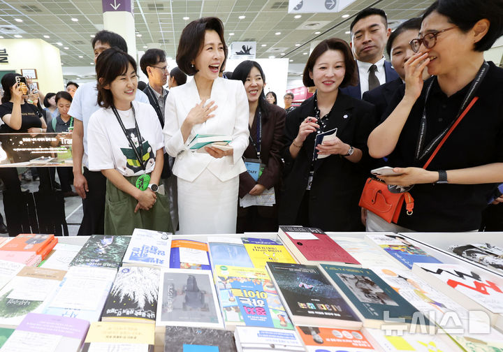 [서울=뉴시스] 최동준 기자 = 김혜경 여사가 24일 서울 강남구 코엑스에서 열린 2026 서울국제도서전 개막식에서 전시관을 관람하고 있다. (청와대통신사진기자단) 2026.06.24. photocdj@newsis.com
