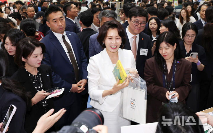 [서울=뉴시스] 최동준 기자 = 김혜경 여사가 24일 서울 강남구 코엑스에서 열린 2026 서울국제도서전 개막식에서 전시관을 관람하고 있다. (청와대통신사진기자단) 2026.06.24. photocdj@newsis.com