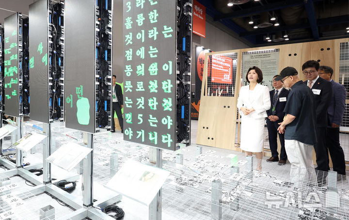 [서울=뉴시스] 최동준 기자 = 김혜경 여사가 24일 서울 강남구 코엑스에서 열린 2026 서울국제도서전 개막식에서 전시관을 관람하고 있다. (청와대통신사진기자단) 2026.06.24. photocdj@newsis.com