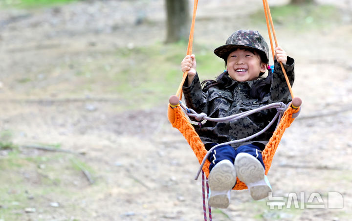 [대구=뉴시스] 이무열 기자 = 24일 대구 북구 옻골동산에서 한국자유총연맹 대구북구지회 주최로 열린 6.25전쟁 76주년 “평화야 함께 놀자” 병영체험전에 참가한 어린이들이 군복을 입고 병영체험을 하고 있다. 2026.06.24. lmy@newsis.com