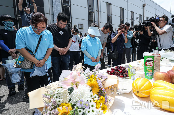 [화성=뉴시스] 김종택 기자 = 아리셀 참사 2주기인 24일 경기 화성시 서신면 화재현장에서 열린 추모제에서 유가족이 묵념하고 있다.&nbsp; 2024년 6월24일 이곳에선 배터리 폭발 화재 사고가 나 23명이 숨지고 8명이 다쳤다. (공동취재) 2026.06.24. photo@newsis.com