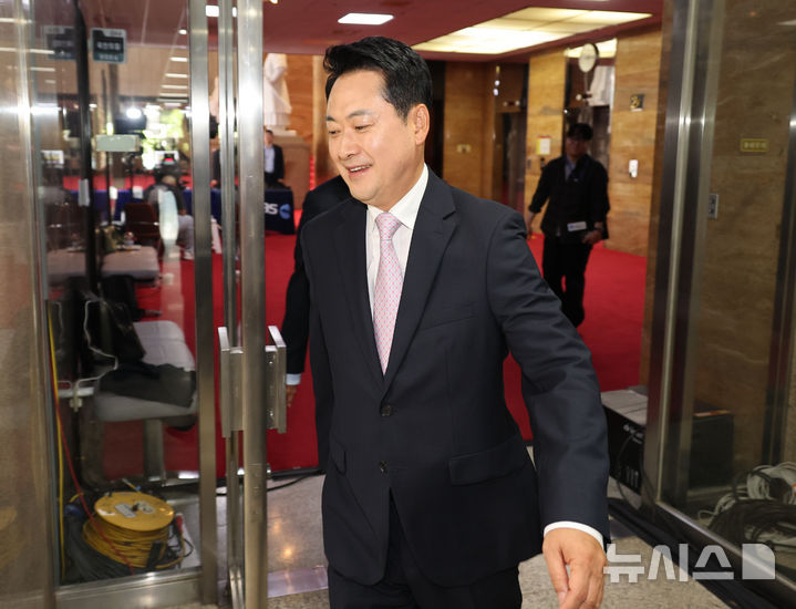 [서울=뉴시스] 최진석 기자 = 장동혁 국민의힘 대표가 24일 병원에서 퇴원해 여의도 국회 당대표실로 향하고 있다. 2026.06.24. myjs@newsis.com