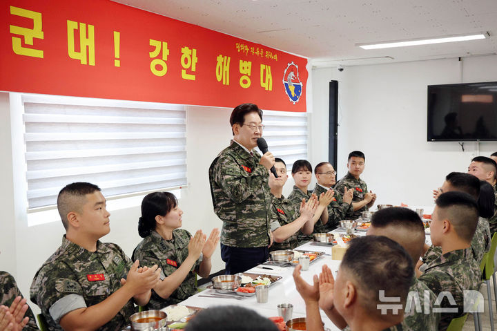[연평도=뉴시스] 고범준 기자 = 이재명 대통령이 6.25 전쟁일 주간 및 호국보훈의 달을 맞아 24일 인천 옹진군 해병대 연평부대를 방문해 장병들과 오찬간담회 인사말을 하고 있다. 2026.06.24. bjko@newsis.com