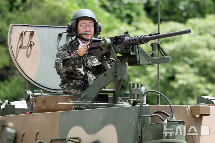 [연평도=뉴시스] 고범준 기자 = 이재명 대통령이 6.25 전쟁일 주간 및 호국보훈의 달을 맞아 24일 인천 옹진군 해병대 연평부대를 방문해 K9A1 자주포에서 K6 조준 시연을 하고 있다. 2026.06.24. bjko@newsis.com