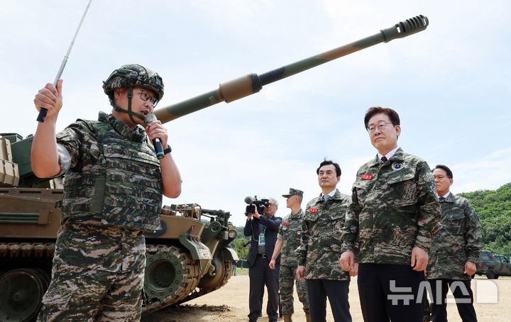 [연평도=뉴시스] 고범준 기자 = 이재명 대통령이 6.25 전쟁일 주간 및 호국보훈의 달을 맞아 24일 인천 옹진군 해병대 연평부대를 방문해 화력 장비를 시찰하고 있다. 2026.06.24. bjko@newsis.com