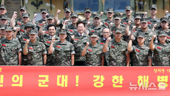 [연평도=뉴시스] 고범준 기자 = 이재명 대통령이 6.25 전쟁일 주간 및 호국보훈의 달을 맞아 24일 인천 옹진군 해병대 연평부대를 방문해 장병들과 기념촬영을 하고 있다. 2026.06.24. bjko@newsis.com