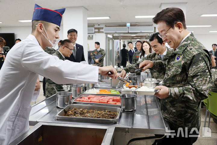 [연평도=뉴시스] 고범준 기자 = 이재명 대통령이 6.25 전쟁일 주간 및 호국보훈의 달을 맞아 24일 인천 옹진군 해병대 연평부대를 방문해 장병들과 오찬간담회를 위해 배식을 받고 있다. 2026.06.24. bjko@newsis.com