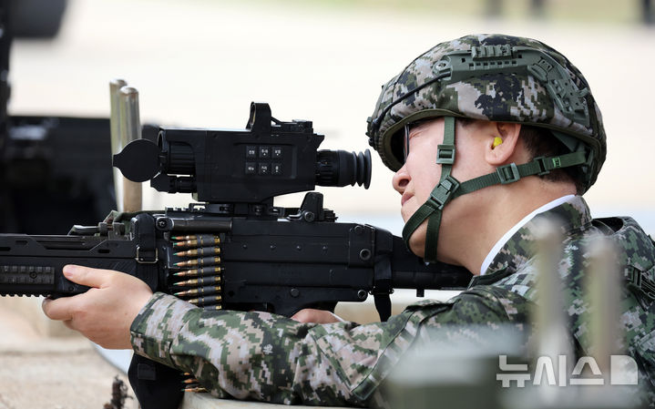 [연평도=뉴시스] 고범준 기자 = 이재명 대통령이 6.25 전쟁일 주간 및 호국보훈의 달을 맞아 24일 인천 옹진군 해병대 연평부대를 방문해 K15 기관총 사격을 하고 있다. 2026.06.24. bjko@newsis.com