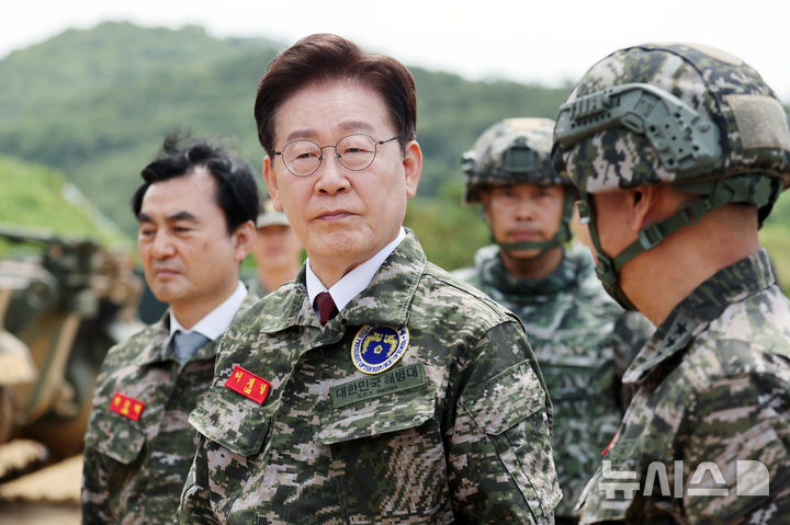 [연평도=뉴시스] 고범준 기자 = 이재명 대통령이 6.25 전쟁일 주간 및 호국보훈의 달을 맞아 24일 인천 옹진군 해병대 연평부대를 방문해 화력 장비 시찰을 하고 있다. 2026.06.24. bjko@newsis.com