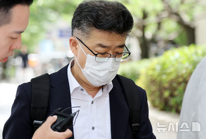 [과천=뉴시스] 김진아 기자 = 신용해 전 법무부 교정본부장이 지난 6월 24일 경기 과천시 2차 종합특검 사무실에 내란중요임무종사 혐의 관련 피의자 신분으로 출석하고 있다. 2026.08.25. bluesoda@newsis.com