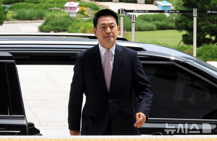 [서울=뉴시스] 조성봉 기자 = 건강악화로 인해 엿새만에 퇴원한 장동혁 국민의힘 대표가 24일 오후 서울 여의도 국회에 도착해 당 대표실로 이동하고 있다. 2026.06.24. suncho21@newsis.com