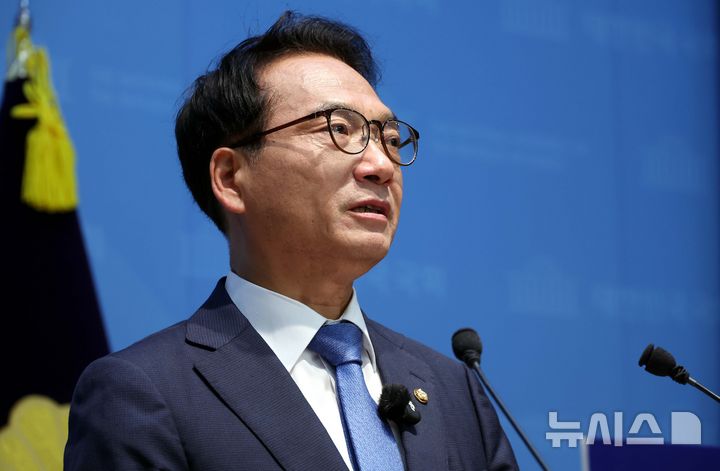 [서울=뉴시스] 조성봉 기자 = 박선원 더불어민주당 의원이 24일 오후 서울 여의도 국회 소통관에서 최고위원 출마 선언을 하고 있다. 2026.06.24. suncho21@newsis.com