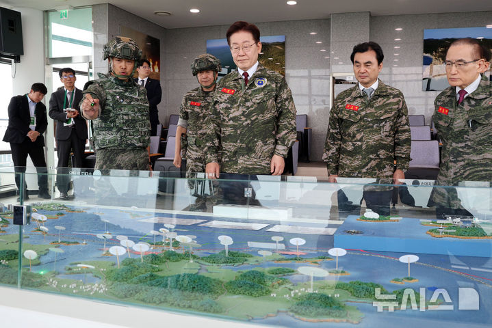 [연평도=뉴시스] 고범준 기자 = 이재명 대통령이 6.25 전쟁일 주간 및 호국보훈의 달을 맞아 24일 인천 옹진군 평화전망대를 방문해 현황보고를 받고 있다. 2026.06.24. bjko@newsis.com