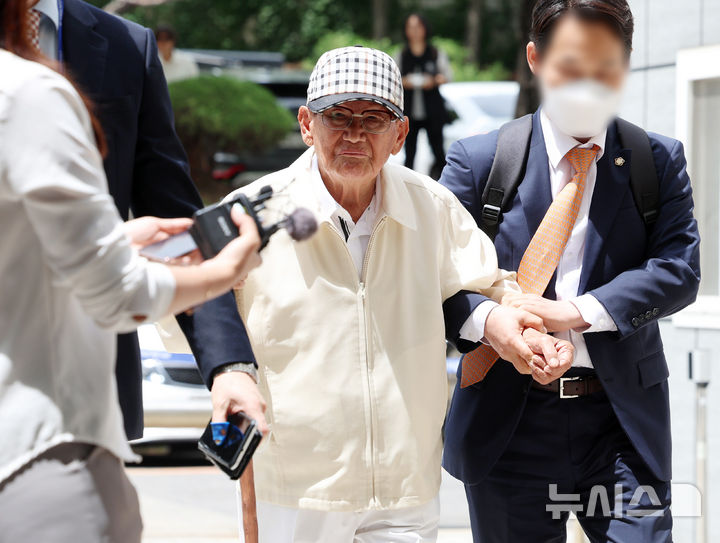 [서울=뉴시스] 이영환 기자 = 5만명 이상의 신도를 국민의힘에 집단 입당하도록 지시한 혐의로 기소된 이만희(95) 신천지예수교증거장막성전(신천지) 총회장이 불구속 상태에서 재판을 받게 해 달라며 법원에 보석을 신청했다. 사진은 이 총회장이 지난 6월 24일 오후 서울 서초구 서울중앙지방법원에서 열린 구속 전 피의자 심문(영장실질심사)에 출석하는 모습. 2026.08.13. 20hwan@newsis.com