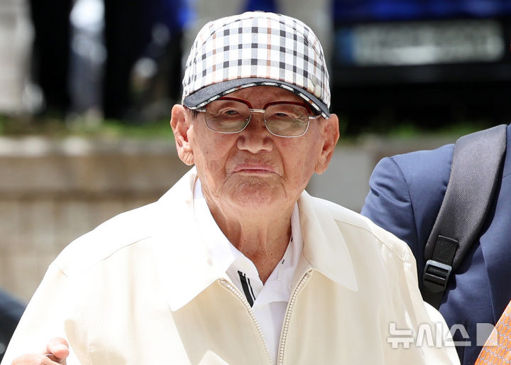 [서울=뉴시스] 이영환 기자 = 신도들을 국민의힘 당원으로 집단 가입시킨 혐의를 받는 이만희 신천지예수교증거장막성전(신천지) 총회장이 24일 오후 서울 서초구 서울중앙지방법원에서 열린 구속 전 피의자 심문(영장실질심사)에 출석하고 있다. 2026.06.24. 20hwan@newsis.com