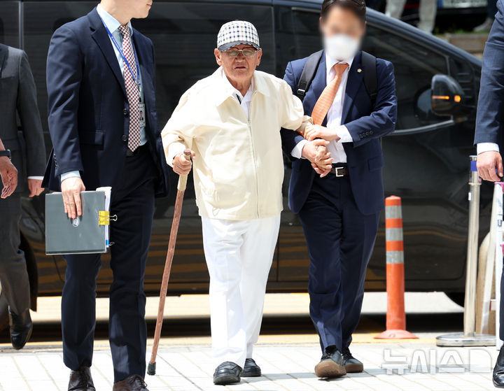 [서울=뉴시스] 이영환 기자 = 신도들을 국민의힘 당원으로 집단 가입시킨 혐의를 받는 이만희 신천지예수교증거장막성전(신천지) 총회장이 24일 오후 서울 서초구 서울중앙지방법원에서 열린 구속 전 피의자 심문(영장실질심사)에 출석하고 있다. 2026.06.24. 20hwan@newsis.com