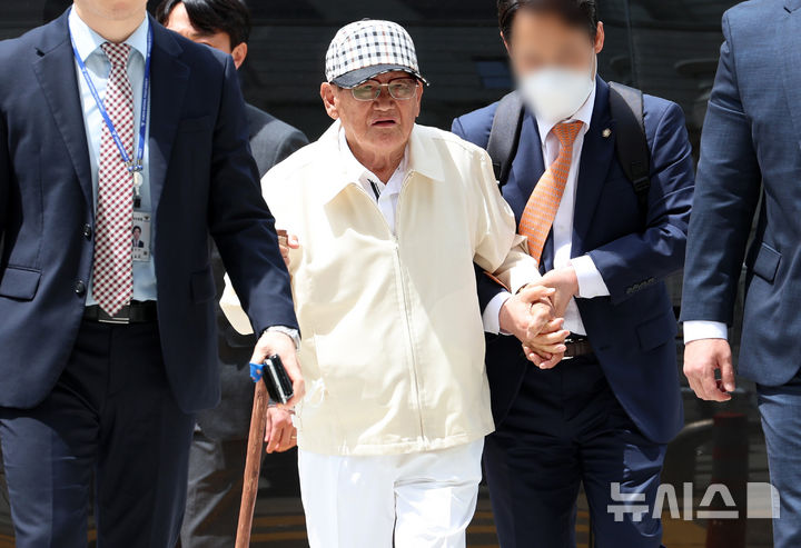 [서울=뉴시스] 이영환 기자 = 8일 법조계에 따르면 합수본은 이날 오후 이만희 신천지 총회장을 지난달 25일 구속 후 처음으로 정당법 위반 등 혐의 피의자로 소환해 조사하고 있다. (사진=뉴시스DB) 2026.07.08. 20hwan@newsis.com