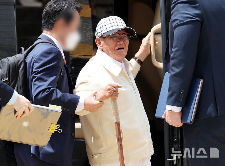 [서울=뉴시스] 이영환 기자 = 신도들을 국민의힘 당원으로 집단 가입시킨 혐의를 받는 이만희 신천지예수교증거장막성전(신천지) 총회장이 24일 오후 서울 서초구 서울중앙지방법원에서 열린 구속 전 피의자 심문(영장실질심사)에 출석하고 있다. 2026.06.24. 20hwan@newsis.com