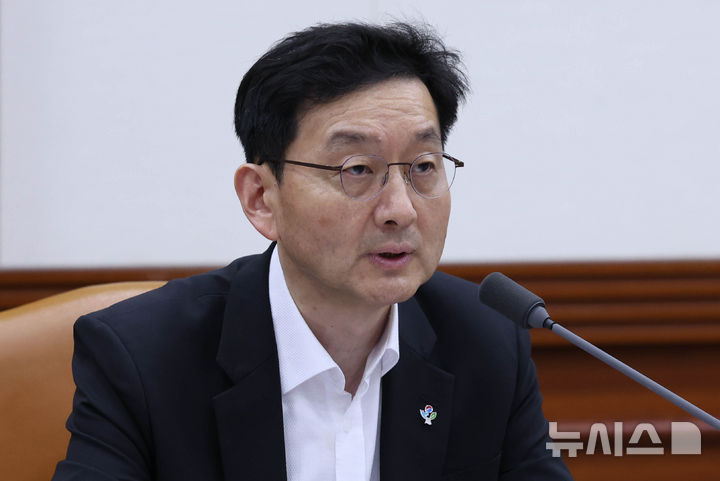 [서울=뉴시스] 조수정 기자 = 윤창렬 국무조정실장이 24일 오후 서울 종로구 정부서울청사에서 마약류 대책 협의회 회의를 주재하고 있다. 2026.06.24. chocrystal@newsis.com