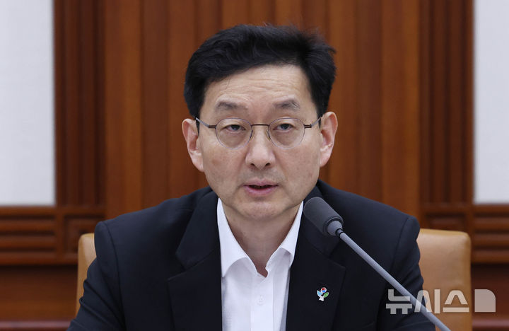 [서울=뉴시스] 조수정 기자 = 윤창렬 국무조정실장이 24일 오후 서울 종로구 정부서울청사에서 마약류 대책 협의회 회의를 주재하고 있다. 2026.06.24. chocrystal@newsis.com