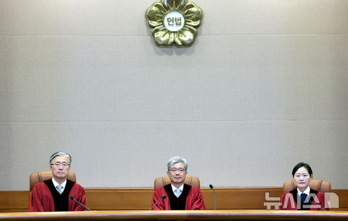 [서울=뉴시스] 박영태 기자 = 즉석만남으로 만났던 사람이 실수로 놓고 간 전자담배를 챙겨 간 후 돌려주지 않은 것은 절도죄가 아니라는 헌법재판소 판단이 나왔다. 김상환(가운데) 헌법재판소장과 재판관들이 지난달 24일 서울 종로구 헌법재판소 대심판정에서 열린 6월 심판사건 선고에 참석해 자리에 앉아 있다. 2026.07.20. since1999@newsis.com