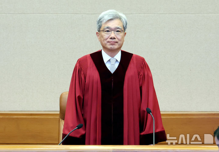 [서울=뉴시스] 박영태 기자 = 김상환 헌법재판소장이 24일 오후 서울 종로구 헌법재판소 대심판정에서 열린 6월 심판사건 선고에 참석하고 있다. 2026.06.24. since1999@newsis.com
