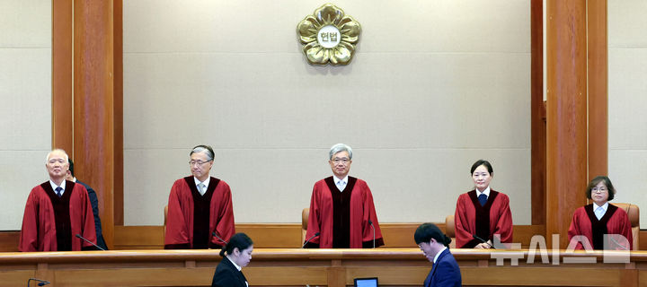 [서울=뉴시스] 박영태 기자 = 김상환 헌법재판소장과 재판관들이 24일 오후 서울 종로구 헌법재판소 대심판정에서 열린 6월 심판사건 선고에 참석하고 있다. 2026.06.24. since1999@newsis.com