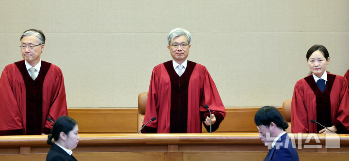 [서울=뉴시스] 박영태 기자 = 김상환 헌법재판소장과 재판관들이 이달 24일 오후 서울 종로구 헌법재판소 대심판정에서 열린 6월 심판사건 선고에 참석하고 있다. 2026.06.29. since1999@newsis.com