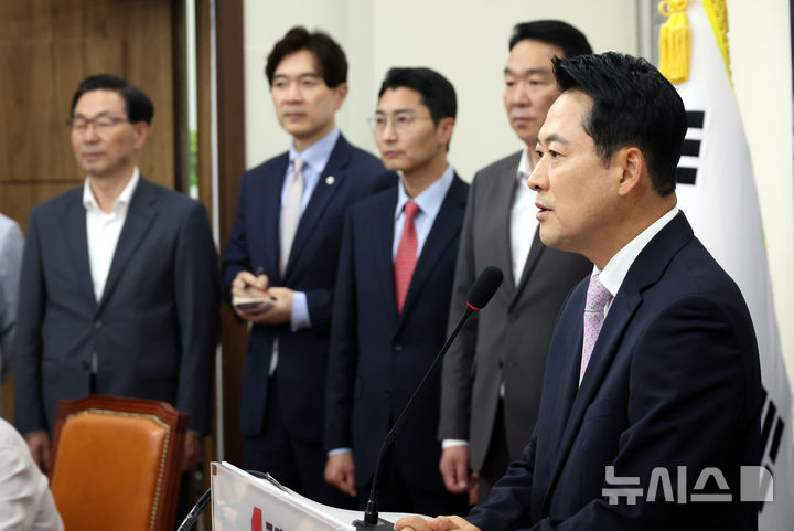 [서울=뉴시스] 조성봉 기자 = 장동혁 국민의힘 대표가 24일 오후 서울 여의도 국회에서 열린 당 현안 관련 기자회견에서 '참정권 수호를 위한 특검'을 촉구하고 있다. 2026.06.24. suncho21@newsis.com