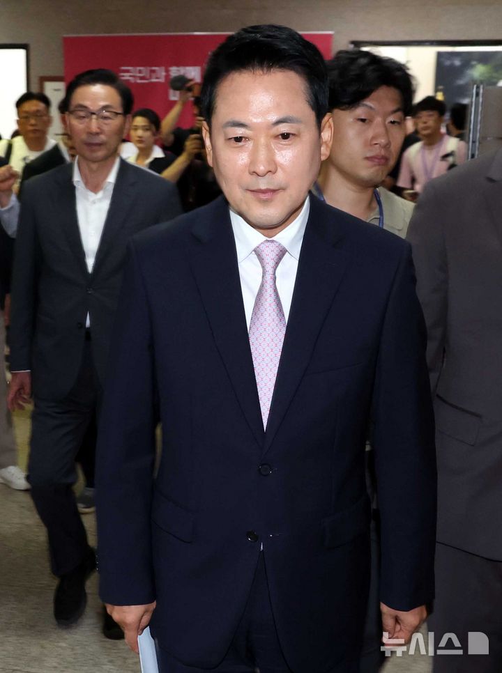 [서울=뉴시스] 조성봉 기자 = 장동혁 국민의힘 대표가 24일 오후 서울 여의도 국회에서 열린 당 현안 관련 기자회견을 마치고 이동하고 있다.  2026.06.24. suncho21@newsis.com