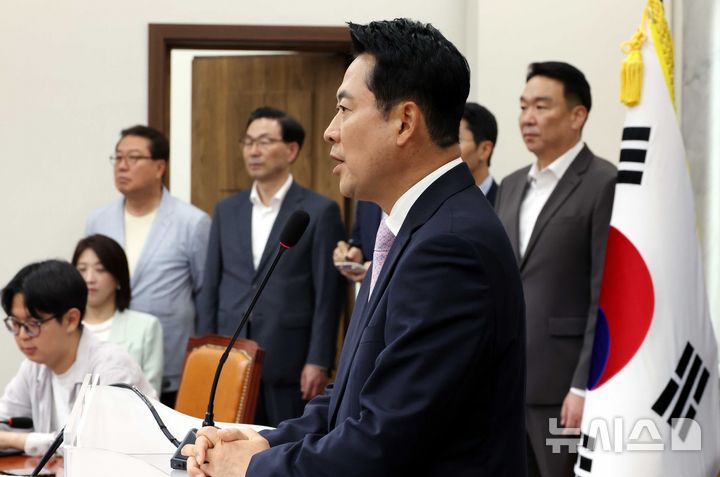[서울=뉴시스] 조성봉 기자 = 장동혁 국민의힘 대표가 24일 오후 서울 여의도 국회에서 열린 당 현안 관련 기자회견에서 '참정권 수호를 위한 특검'을 촉구하고 있다.  2026.06.24. suncho21@newsis.com