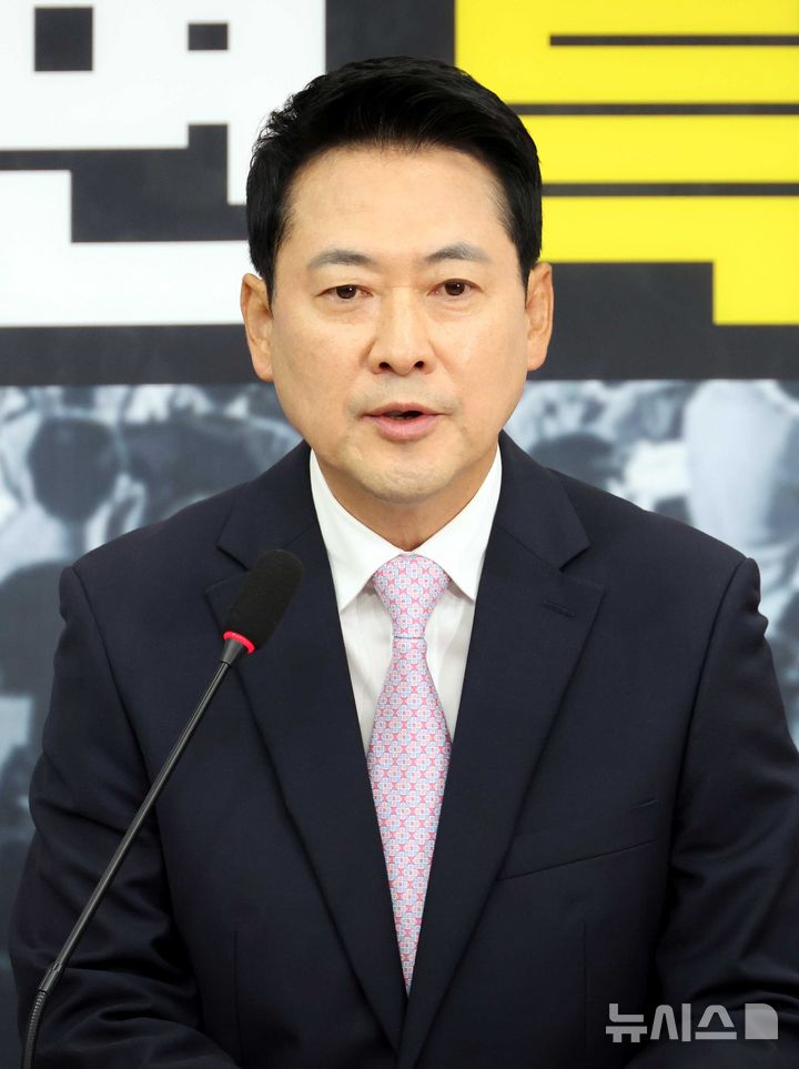 [서울=뉴시스] 조성봉 기자 = 장동혁 국민의힘 대표가 24일 오후 서울 여의도 국회에서 열린 당 현안 관련 기자회견에서 '참정권 수호를 위한 특검'을 촉구하고 있다.  2026.06.24. suncho21@newsis.com