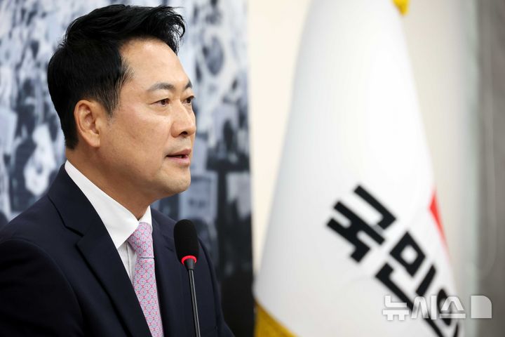 [서울=뉴시스] 조성봉 기자 = 장동혁 국민의힘 대표가 24일 오후 서울 여의도 국회에서 열린 당 현안 관련 기자회견에서 '참정권 수호를 위한 특검'을 촉구하고 있다. 2026.06.24. suncho21@newsis.com