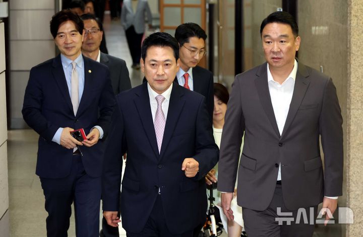 [서울=뉴시스] 조성봉 기자 = 장동혁 국민의힘 대표가 24일 오후 서울 여의도 국회에서 열린 당 현안 관련 기자회견에 참석하고 있다. 2026.06.24. suncho21@newsis.com