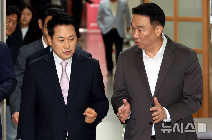 [서울=뉴시스] 조성봉 기자 = 장동혁 국민의힘 대표가 24일 오후 서울 여의도 국회에서 열린 당 현안 관련 기자회견에 참석하며 정희용 사무총장과 대화를 하고 있다.  2026.06.24. suncho21@newsis.com
