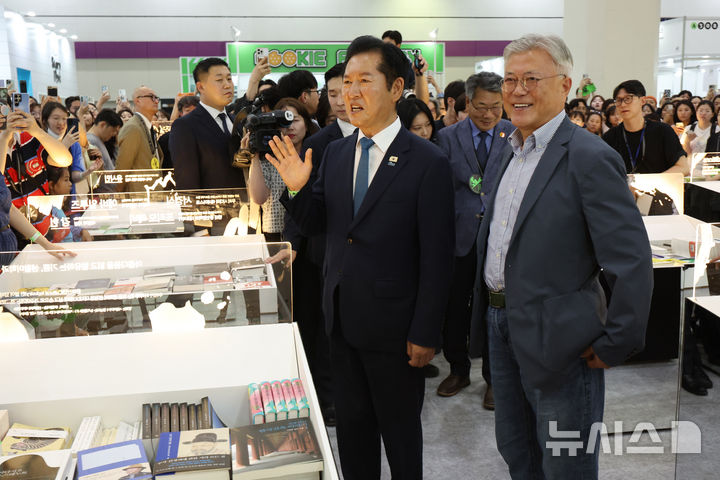 [서울=뉴시스] 조성우 기자 = 정청래 더불어민주당 전 대표가 24일 서울 강남구 코엑스에서 열린 2026 서울국제도서전 평산책방 부스에서 문재인 전 대통령과 함께 시민들에게 인사하고 있다. 2026.06.24. xconfind@newsis.com