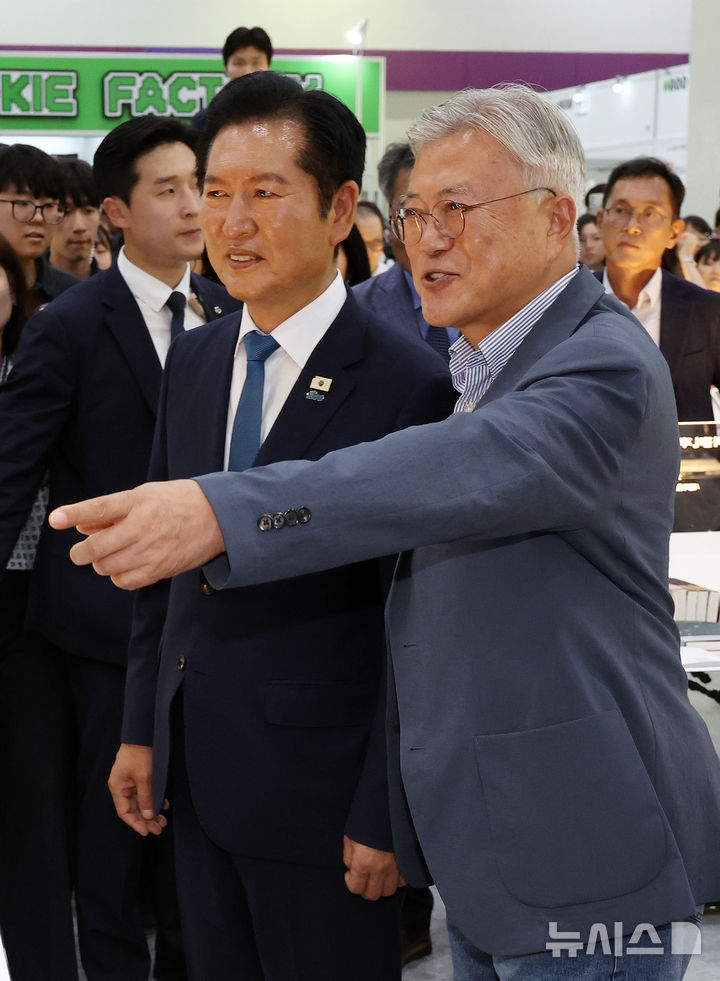 [서울=뉴시스] 조성우 기자 = 정청래 더불어민주당 전 대표가 24일 서울 강남구 코엑스에서 열린 2026 서울국제도서전 평산책방 부스에서 문재인 전 대통령을 만나 대화하고 있다. 2026.06.24. xconfind@newsis.com
