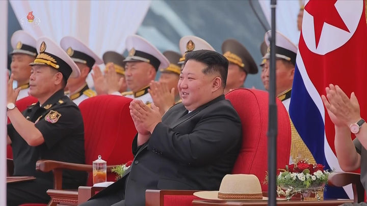 [서울=뉴시스] 북한 조선중앙TV는 김정은 국무위원장이 지난 23일 남포항에서 열린 북한의 첫 번째 5000t급 신형 구축함 최현호 취역식에 참석해 연설했다고 24일 보도했다. (사진=조선중앙TV 캡처) 2026.06.24. photo@newsis.com *재판매 및 DB 금지
