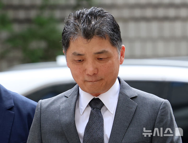[서울=뉴시스] 이영환 기자 = SM 엔터테인먼트 인수과정에서 시세조종 공모 의혹을 받고 있는 카카오 창업자 김범수 미래이니셔티브센터장이 24일 오후 서울 서초구 서울고법에서 열린 항소심 1차 공판에 출석하고 있다. 2026.06.24. 20hwan@newsis.com