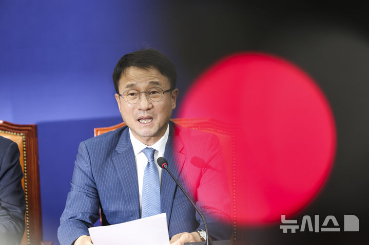 [서울=뉴시스] 김근수 기자 = 한병도 더불어민주당 원내대표가 24일 오후 서울 여의도 국회에서 열린 원구성 관련 긴급 기자간담회에서 발언하고 있다. 2026.06.24. ks@newsis.com